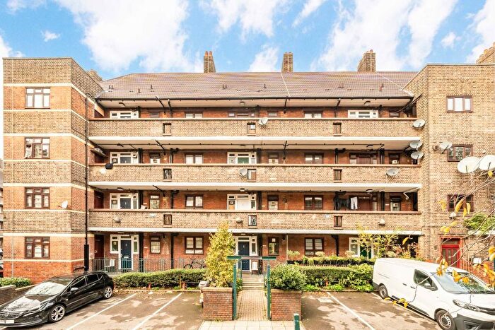 3 Bedroom Flat To Rent In Poynders Gardens, Clapham, SW4