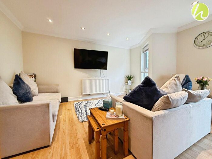 2 Bedroom Flat For Sale In King Street, Stanford-Le-Hope, SS17