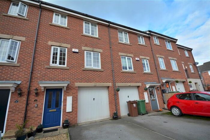 4 Bedroom Town House To Rent In Toll Hill Court, Castleford WF10