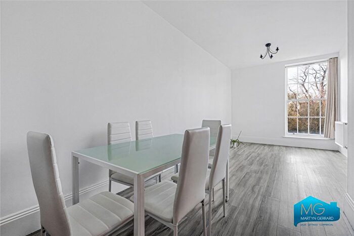 2 Bedroom Flat To Rent In Royal Drive, New Southgate, London, N11