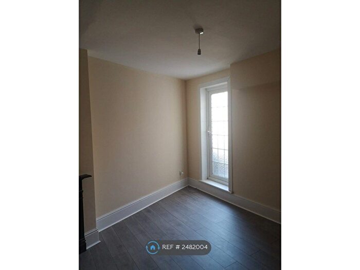 3 Bedroom Flat To Rent In Green Lanes, London, N16