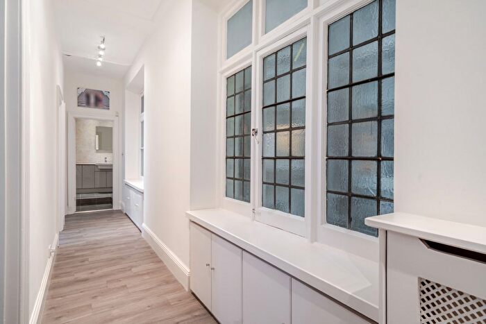 2 Bedroom Flat For Sale In Kensington Court, London, W8
