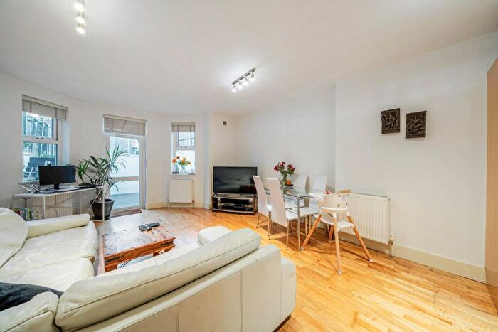 2 Bedroom Flat For Sale In Bedford Hill, Balham, London, SW12