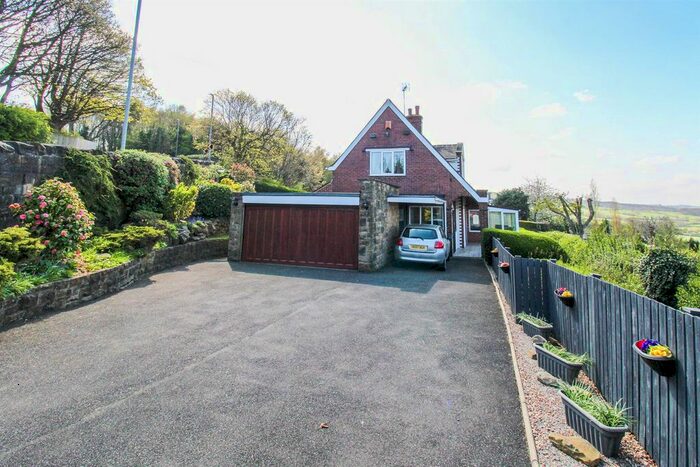 2 Bedroom Detached House For Sale In Overthorpe Road, Dewsbury, WF12
