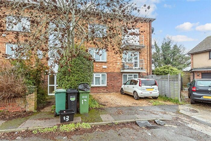 3 Bedroom Flat For Sale In Avalon Court, Spiers Way, Horley, Surrey, RH6