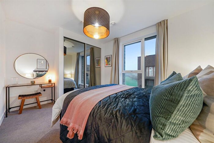 1 Bedroom Flat For Sale In Green Square, Lampton Parkside, TW3