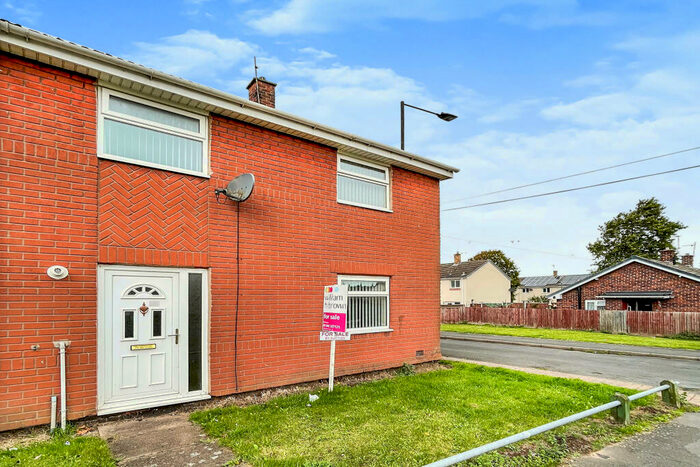 3 Bedroom Semi-Detached House For Sale In Radburn Road, New Rossington, Doncaster, DN11
