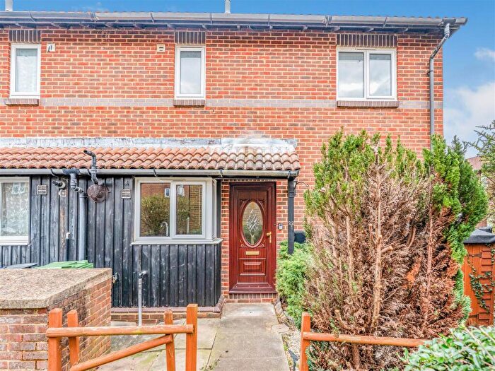 1 Bedroom End Of Terrace House For Sale In Littlemead, Woking, GU21