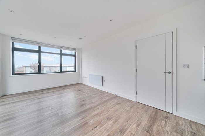 1 Bedroom Flat To Rent In London Road, Staines-Upon-Thames, TW18