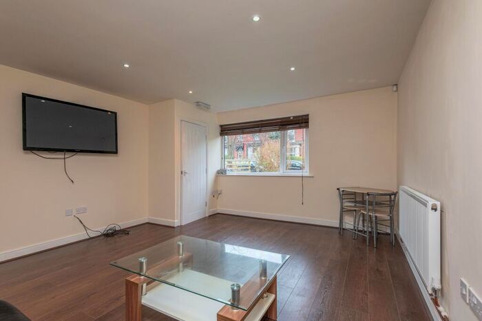 2 Bedroom Flat To Rent In Ash Grove, Leeds, LS6