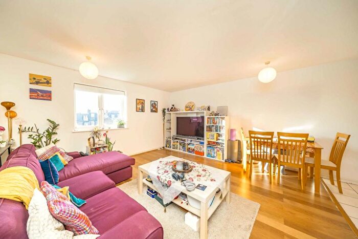 1 Bedroom Flat To Rent In Garratt Lane, Earlsfield, SW18