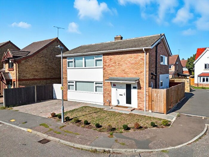4 Bedroom Detached House For Sale In Redmayne Drive, Chelmsford, Essex, CM2