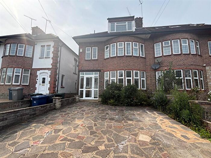 4 Bedroom House To Rent In Walmington Fold, London, N12