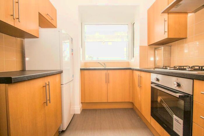 3 Bedroom Flat To Rent In Great North Way, London, NW4