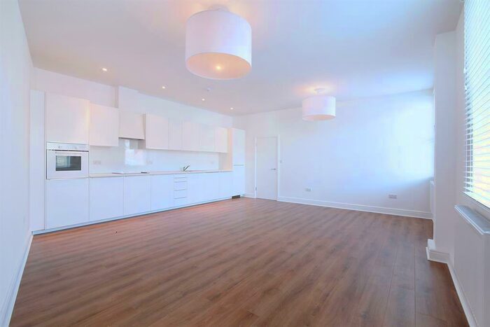 3 Bedroom Flat To Rent In Denmark Hill, London, SE5