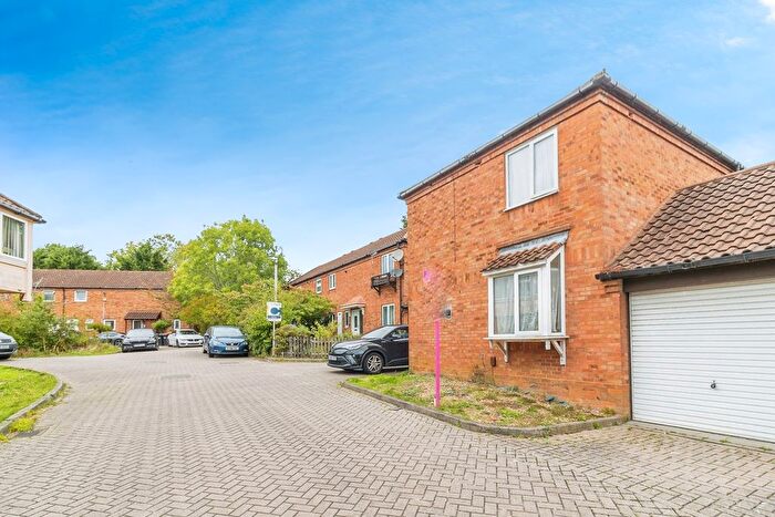 3 Bedroom Link Detached House For Sale In Innholder Court, Neath Hill, Milton Keynes, Buckinghamshire, MK14