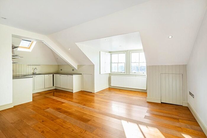 2 Bedroom Flat To Rent In Redcliffe Gardens, London, SW10