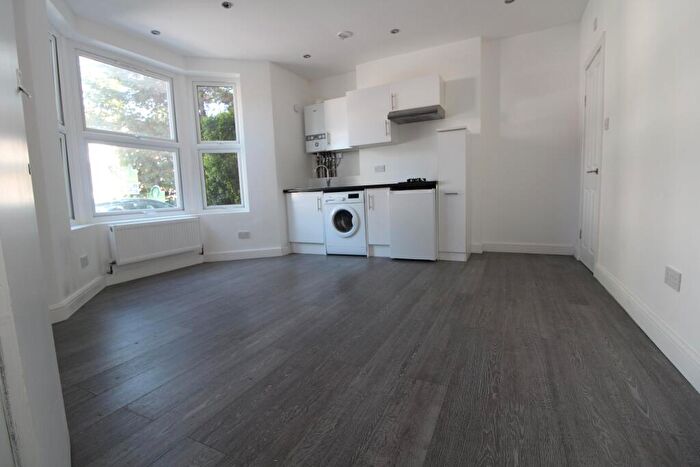 Studio To Rent In Blenheim Gardens, Wallington, SM6