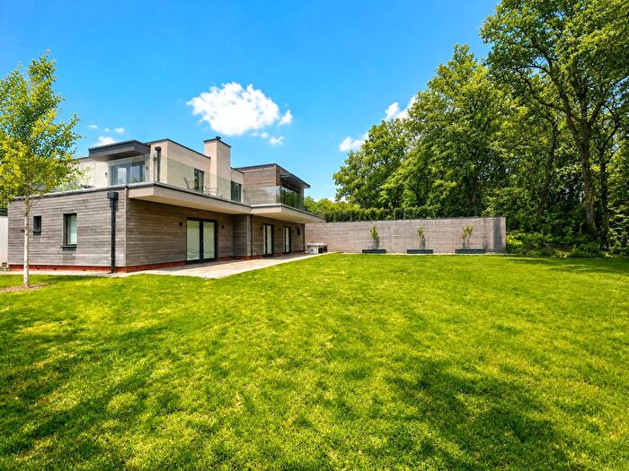4 Bedroom Detached House For Sale In Peace Meadow Close, Lower Bourne, Farnham, Surrey, GU10