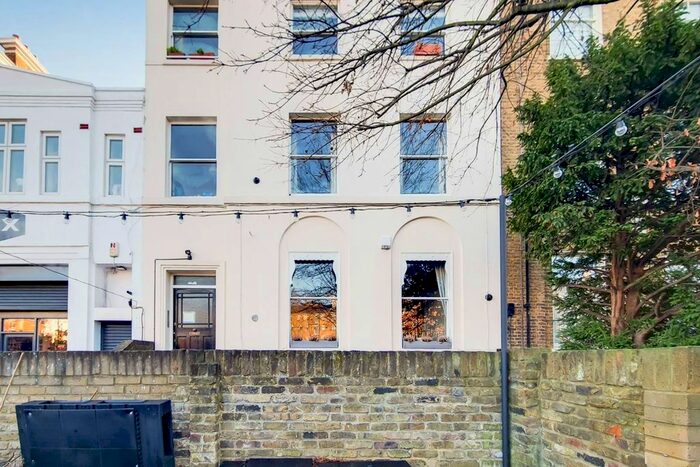 2 Bedroom Flat To Rent In Clapham Road, Clapham, London, SW9