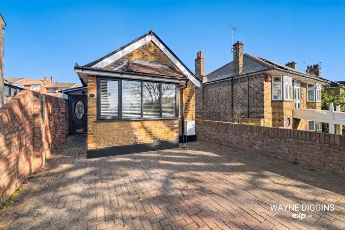 2 Bedroom Detached Bungalow For Sale In Chadwell Road, Grays, RM17