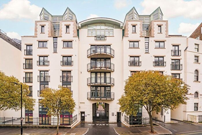 2 Bedroom Flat For Sale In Kensington Gardens Square, London, W2