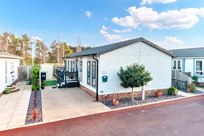 2 Bedroom Mobile/park Home For Sale In London Road, Fowlmere, SG8