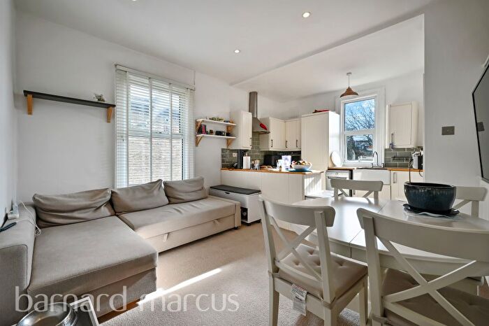 3 Bedroom Maisonette For Sale In Kingsway, London, SW14