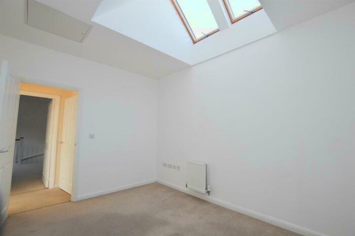 2 Bedroom Apartment To Rent In Weavers Close, BN21
