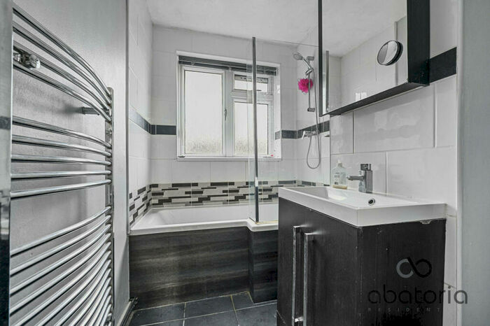 3 Bedroom Terraced House For Sale In Wyllen Close, London, E1