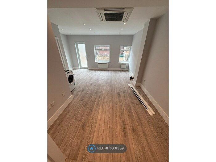 Studio To Rent In Grafton Road, London, NW5