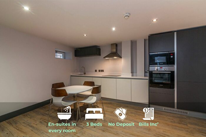 3 Bedroom Apartment To Rent In Hoods Hideout, - Houndsgate, NG1