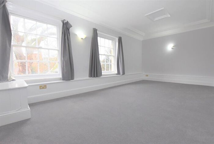 Studio To Rent In Flat Acacias, RG1