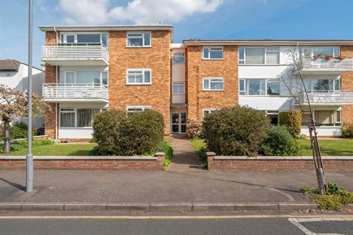 1 Bedroom Flat For Sale In Anglesea Road, Kingston Upon Thames, KT1