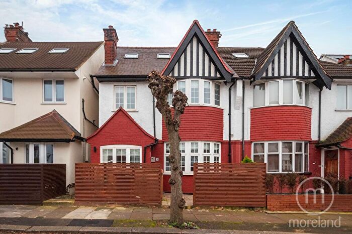 2 Bedroom Flat To Rent In Clifton Gardens, London, NW11