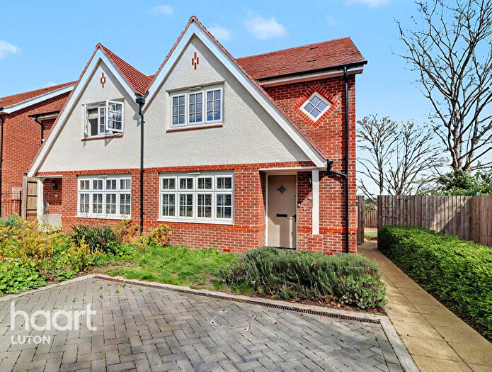 3 Bedroom Semi Detached House For Sale In Armstrong Road, Luton, LU2