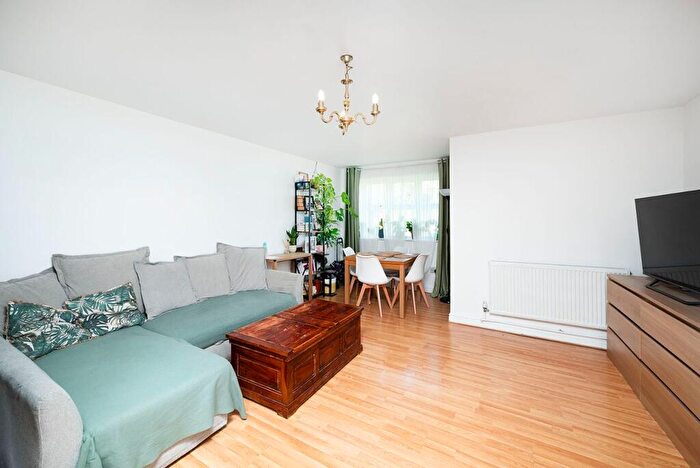 2 Bedroom Flat For Sale In Harper Close, Oakwood, Southgate, N14