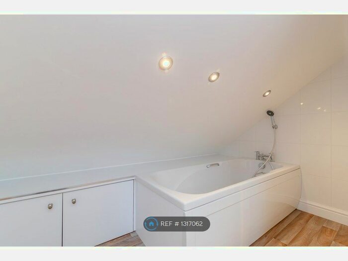 1 Bedroom Flat To Rent In Albion Hill, Loughton IG10