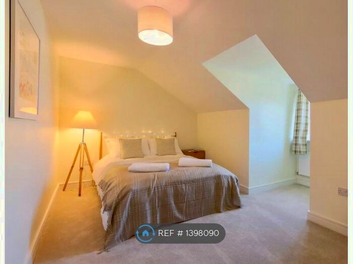 2 Bedroom Flat To Rent In College Green, Penryn, TR10