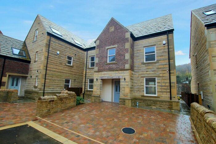 4 Bedroom Detached House To Rent In Weavers Mooring, Walsden, OL14