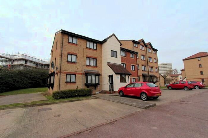 Flat To Rent In Magpie Close, Enfield, EN1