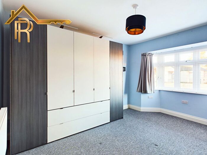 3 Bedroom Bungalow For Sale In Thorndon Avenue, West Horndon, CM13