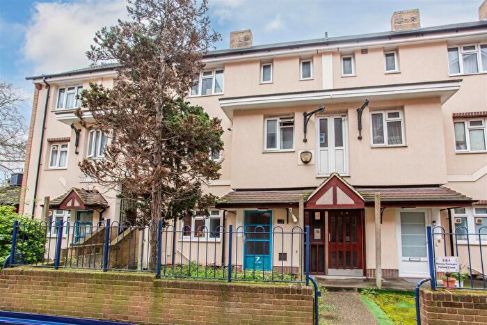 3 Bedroom Flat To Rent In Gibson Close, Stepney Green, E1