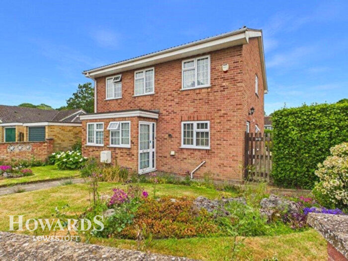 4 Bedroom Detached House For Sale In Sutherland Drive, Gunton, NR32