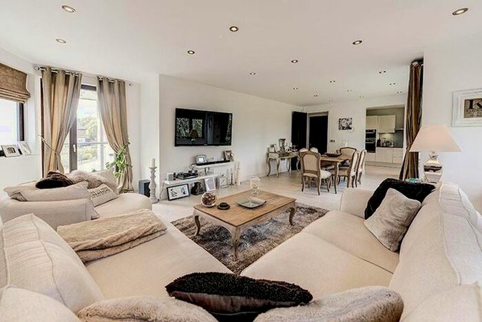 2 Bedroom Flat To Rent In Aylmer Place, East Finchley, N2