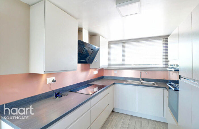 3 Bedroom Apartment For Sale In Oxford Gardens, London, N21