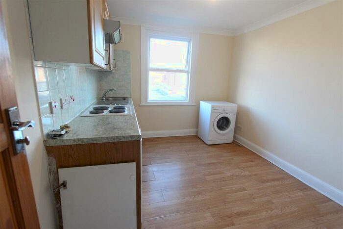 Flat To Rent In Whittington Road, Wood Green, N22