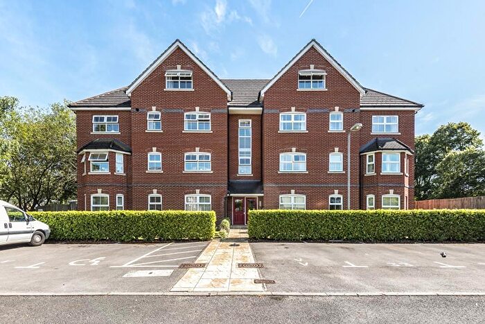 3 Bedroom Flat For Sale In St. Francis Close, Crowthorne, RG45