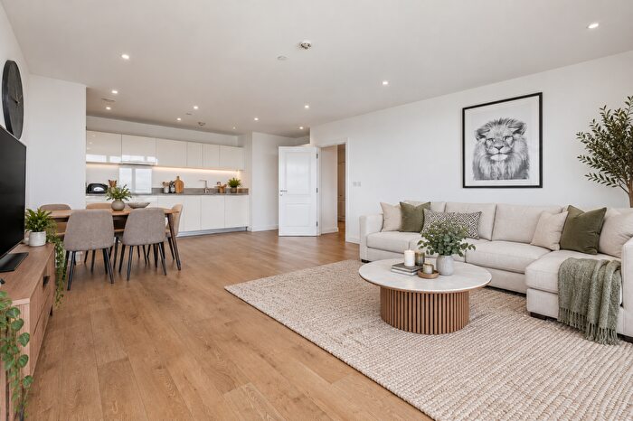 3 Bedroom Flat For Sale In Lamington Heights, Canary Wharf, E14