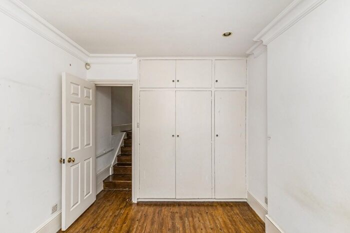 2 Bedroom Flat For Sale In Gordon Place, London, W8
